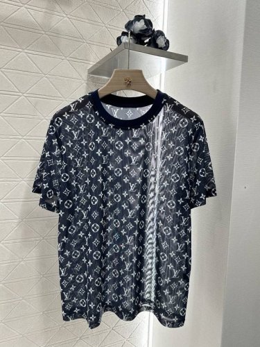 Louis Vuitto*2025新品上架 提花透视字母短袖 定制Yb进口清透材质 质感光泽 透气舒适 圆领短袖剪裁 通体满印四叶草元素和字母图案 点亮格调 圆