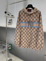Gucc 25Ss新款梭织运动连帽长袖外套满身双G互扣Logo图案半拉链套头款式，中间魔术贴开合口袋旁边斜插口袋细节中间撞色亮蓝色条纹字母Logo印花，弹力松紧
