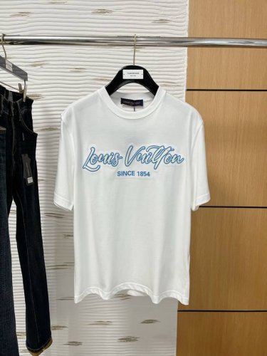 lv# 2025春夏新款圆领 首发专柜最新款短袖圆领T恤 高端订制 设计前卫时尚 品牌Logo重工艺设计 高端定制原版面料 手感柔软 上身穿着舒适 专柜级别精致