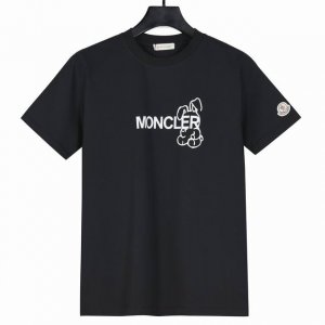 moncler盟可睐藤原浩2025新款印花短袖 面料采用280克重双纱精梳棉，定制32支1*1螺纹，成衣两遍水洗处理，面料舒适亲肤无异感，定制定染面料，纺织密度