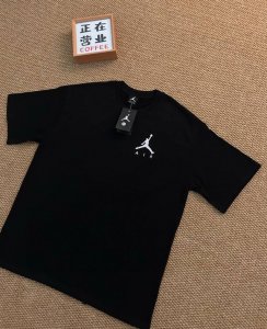 顶端刺绣品质乔丹Jordan刺绣Air短袖宽松男女同款情侣款 采用抗菌2 克新疆长绒棉重磅面料 透气舒适 怎么洗都不起球透气轻柔的短袖，让您穿着舒适一整天！ 品