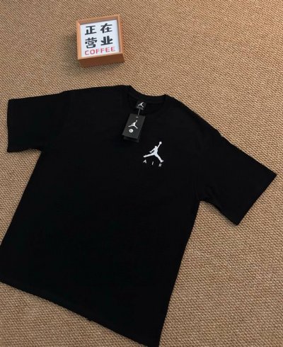 顶端刺绣品质乔丹Jordan刺绣Air短袖宽松男女同款情侣款 采用抗菌2 克新疆长绒棉重磅面料 透气舒适 怎么洗都不起球透气轻柔的短袖，让您穿着舒适一整天！ 品