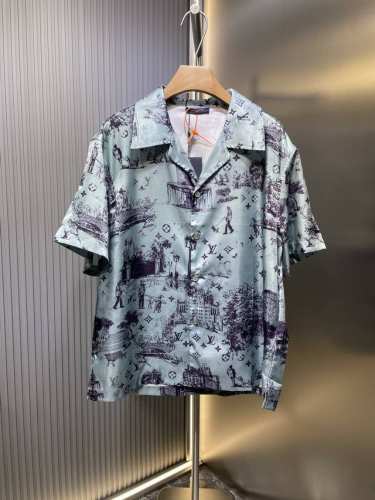 240 Louisvuitton 路易威登，2025夏季最新款，同步有售，原单狠货，时尚休闲短袖，上身很有特点！吸睛而有亮点，进口原版面料，顶级印花工艺字母图案