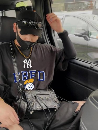 mlb Ny洋基队专柜同步字母男孩印花男女同款情侣短袖 采用260克定制精梳棉，三针五线做工，领口包包边条，肩膀处内里带压条，做工面料细节都无法挑剔，印花采用进