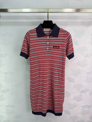 miumi*2025新品上架 翻领条纹针织连衣裙 定制Yb羊毛纱线织造 细腻肌理 透气舒适 翻领针织连衣裙剪裁 时尚调性 通体红白条纹交织 领袖下摆包边以藏蓝色