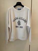 prad* 25Ss早春新款 做旧字母印花圆领运动卫衣丨定制螺纹领口袖口饰边，后领撞色针织三角标识，加绒毛圈棉质细腻舒适感，是柔软又有肉感的贴身一点都不干涩，手