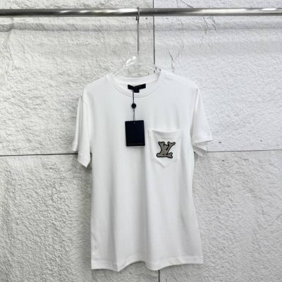 lv.Louis Vuitton 纯色胸前口袋扁金刺绣Tee 男女同款 柜子原版购入 高端版 原版定织面料 成分为100%全棉50支纱220克双面平纹布料 其面