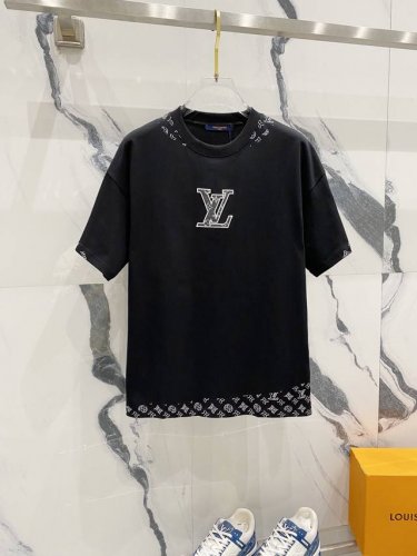 Louisvuitton路易威登260克圆领短袖T恤 皮革刺绣字母拼接印花Logo标识 官方同步 高版本 高品质 时尚个性 百搭潮流 纯原品质 原版面料 吊牌