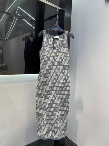 fendi 25春夏新款 满印连衣裙 穿出清冷又时髦气氛十足 春天的气息 拉夫一套搭配真的很清爽 富家千金搭配 Sml