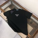 Apra*Da 普拉达 2025春夏最新款短袖T恤，男女同款定制专属纯棉面料，定制原版工艺螺纹，胸前定制三角形胶标设计！简约大方，从容百搭，档次极高，完美融入时