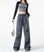 露露Lululemon新款松紧铆钉裤子 不仅拥有高级感，还有气质和垂感的流畅线条。宽松的阔腿设计，让你的双腿得到充分的休息，让你的穿搭更加自由随性，更加时尚潮流