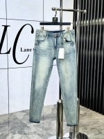 Gucci。官网专柜同步发售，2025Ss春夏新品男士休闲牛仔裤，原单品质，专柜定制原版牛仔面料，Logo图案设计，B裤身原版五金辅料装饰，立体清晰，效果逼真，