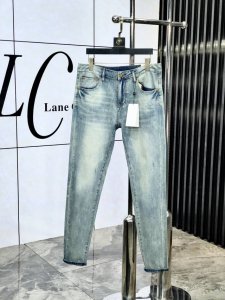 Gucci。官网专柜同步发售，2025Ss春夏新品男士休闲牛仔裤，原单品质，专柜定制原版牛仔面料，Logo图案设计，B裤身原版五金辅料装饰，立体清晰，效果逼真，