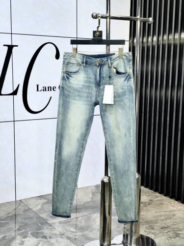 Gucci。官网专柜同步发售，2025Ss春夏新品男士休闲牛仔裤，原单品质，专柜定制原版牛仔面料，Logo图案设计，B裤身原版五金辅料装饰，立体清晰，效果逼真，