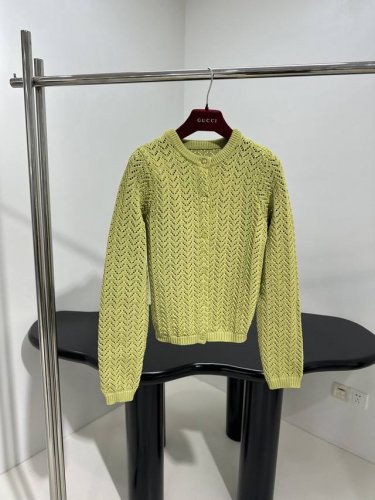 25新品羊毛混纺开衫 定制春夏可穿的羊毛混纺面料 全身镂空钩花图案 修身弹力版型 纽扣开合 推荐入手 ：芥末绿 ：
