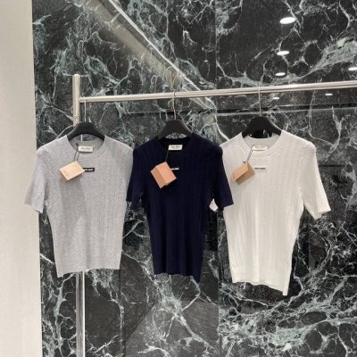 miu 25夏季新款 微圆领针织短袖 胸前饰以字母徽标装饰 展示品牌调性 小巧又别致 百搭款式不挑年龄肤色 简约又百搭 低调中透着精致感 轻松适配各种风格 三个