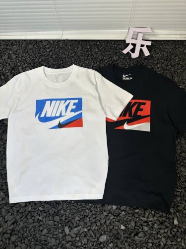 Nike 耐克 Nk夏季新款胸前彩色钩子印花情侣短袖T恤 男女同款 - 小红书热门爆款 明星网红同款穿搭 男女日常通勤穿搭必备单品 高品质高克重双纱面料 亲肤透