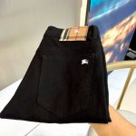 bur巴宝莉、2025早春黑牛休闲牛仔裤！这款牛仔裤采用成衣染色的弹力棉质华达呢制成，透芯黑空瓤丝面料，顺滑柔软，光泽品透，清爽舒适，后腰带有品牌金属配件，彰显