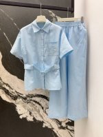 loe 25Ss 春夏新品多巴胺色系棉麻休闲套装 系带收腰短袖衬衫搭配松紧腰直筒长裤 衣身的刺绣Logo低调奢华细节感满满 进口亚麻面料质感轻盈舒适 法式优雅气