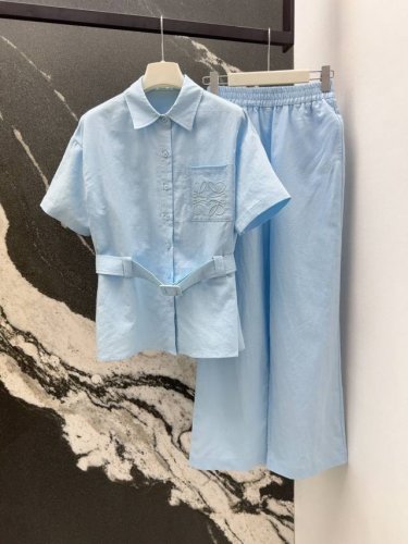 loe 25Ss 春夏新品多巴胺色系棉麻休闲套装 系带收腰短袖衬衫搭配松紧腰直筒长裤 衣身的刺绣Logo低调奢华细节感满满 进口亚麻面料质感轻盈舒适 法式优雅气