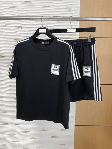y-3 2025春夏专柜新款休闲套装！高端推荐！定制欧棉材质 超柔软亲肤触感！胸前精致品牌Logo点缀 剪裁属于修身版型 绝对挺括帅气的合体型！从锁针可以看出