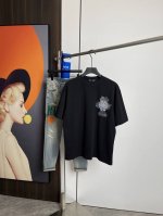 克罗心2025夏季新品短袖T恤，一比一原版印花.三标齐 ！简约百搭款。纯棉面料.穿着透气舒适！黑白两色 微阔版型.男女同款！码数：M-Xxl M码可以穿到140