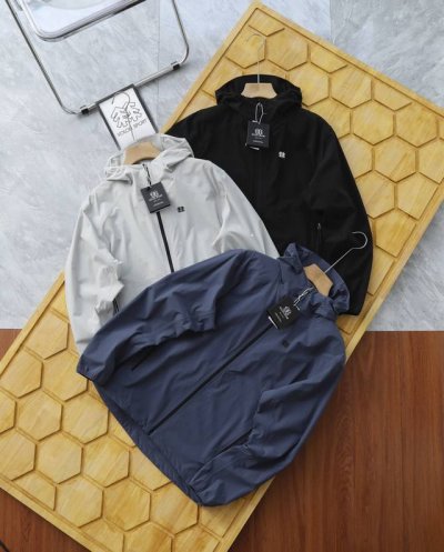 Kolon Sport可隆休闲户外全本布压胶风壳冲锋衣外套 经典轻量弹力面料制成的梭织运动上衣。采用回收循环纱线织造，细腻耐穿，同时具有防泼水和防晒功能性。内里