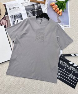 Loewe圆领胸前刺绣徽标短袖T恤 定制Yb原生全棉材质 透气舒适 质感十足 宽松T恤裁剪 凸显品牌格调 采用克重纯棉制成 垂坠感十足 呈现显瘦视觉效果 胸前利