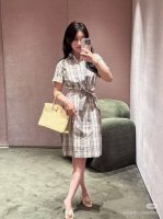 原版Bur 2026夏季新款时尚格纹翻领短袖衬衫裙，战马刺绣口袋点缀，腰间系腰带，最新格纹印花，定制Logo纽扣剪裁简约大气＇上身减龄气质。原版1色，码数Sml