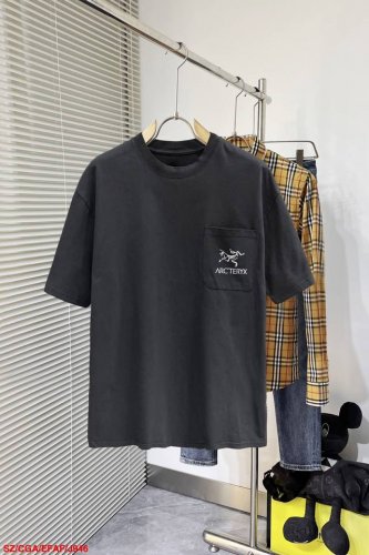 J946 Sz始祖鸟 25官网同步发售 欧美流行趋势 洗水分层工艺 洗水纯棉面料 提升档次 柔软舒适细腻 口袋点缀 小幅印花 提升档次 宽松版型更显气质。尺码：