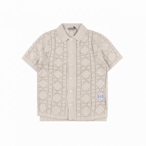 dior 迪奥 24Ss 镂空针织短袖开衫 这款短袖衬衫致敬经典的 Dr 标识 采用米色棉质和山羊绒混纺网眼针织面料精心制作 通体饰以藤格纹图案 搭配 Dr C