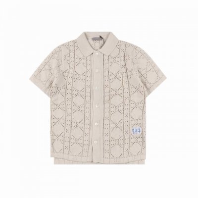 dior 迪奥 24Ss 镂空针织短袖开衫 这款短袖衬衫致敬经典的 Dr 标识 采用米色棉质和山羊绒混纺网眼针织面料精心制作 通体饰以藤格纹图案 搭配 Dr C