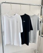 价格：￥100 品名：Alo基础立体Logo百搭短袖 尺码：S.M.L 颜色：白色/黑色/灰色 这种基础百搭色系就不用多说啦，每天都少不了好看的百搭白短袖。这款