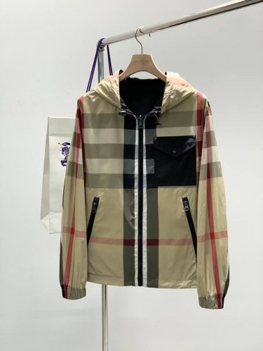 Burberry 巴宝莉，2025春季最新品，专柜同步有售，原单狠货，时尚休闲两面穿连帽外套，进口原版面料，上身舒适透气，顶级压胶工艺字母图案装饰Logo，原版