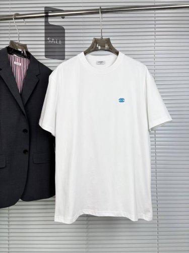 高定面料 玉蚕丝般的丝滑 2025春夏新品上市时尚经典圆领短袖时尚单品设计，更加时尚舒适，高标准定制，上身非常有型，全新刺绣工艺 客供辅料，客供进口高档面料质感