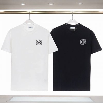 821# 罗*威 25早春新款 胸前谜字Logo刺绣短袖T恤，采用230克32支紧密双纱纯棉面料，面料柔软。 颜色: 黑色 白色 尺码:S M L Xl 2Xl