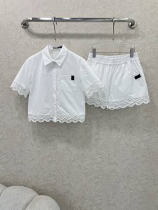 louis Vuitto* 25新款拼蕾丝套装 翻领短袖上衣+短裤套装 定制蕾丝水溶花拼接撞饰 胸前口袋经典皮标装饰 简约大气 低调又不失格调 浅色系营造出清新