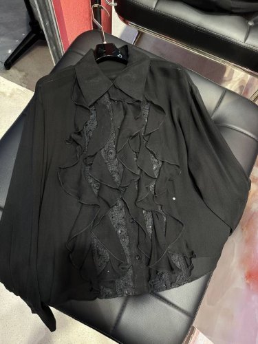 ermanno Scervino 桑蚕丝重工衬衣 中文: 依玛诺 被誉为世界蕾丝之王 是来自意大利顶级奢侈时装品牌 码数 38 40 42