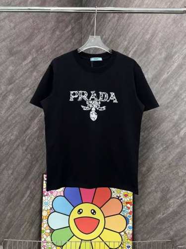 90 款号/G56 普拉达线条字母徽章刺绣圆领短袖 prada官网Zp同步新款T恤 面料采用32支双纱280克高克重纯棉面料 同缸定织定染原版同色螺纹 进口机器