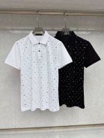 阿玛尼 2025男士标识短袖polo衫 商务休闲翻领polo恤.该款polo衫采用丝光双面棉质珠地面料制成 隽永设计可跨越时尚潮流 经典款型 两侧开叉设计 让整