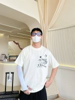 巴黎世家 三标齐全。 2025夏季新款最新品短袖，专柜同步有售，原单狠货，时尚进口原版科技面料，上身舒适透气，原版定制五金辅料，上身帅气有型，三标齐全，推荐款，