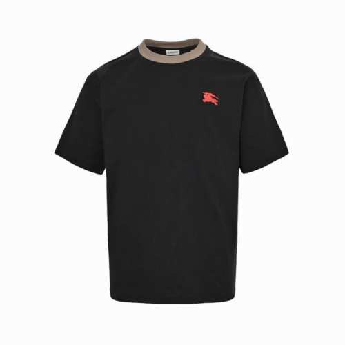burberry 巴宝莉 25Ss 拼接领战马刺绣短袖 面料采用260克双纱纯棉面料+2X2配套螺纹，，订染颜色后整蚀毛处理， 对照原版做丝滑超柔处理， 布面肌