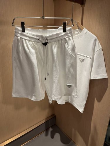 pprad*A普*达 2025春夏新款休闲套装，最新款全网独家首上！！~既经典有时尚百搭，谁不爱啊，将经典再次展现，非常的耐看，自带低奢光环与辨识度！Pr*Da