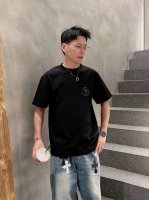 蒙家 2025春夏新款首发专柜最新款短袖圆领T恤 高端订制 设计前卫时尚 品牌Logo重工艺设计 高端定制面料.手感柔软.穿着舒适.专柜级别精致车线.做工精细.