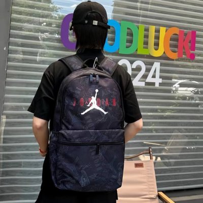 Nike耐克乔丹大标迷彩双肩包单肩包学生书包男女同款。 包包容量大 用料厚实质量超级好。 模特实拍 上身非常好看。 颜色: 灰色 黑色 尺寸:50*18*30