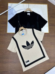 三叶草情侣款拼接刺绣款 新款重磅来袭两色齐发！大Logo大标志款式 十分有型 适合青年学生情侣 穿搭真的太爱这款短袖 太美了 Adidas阿迪达斯三叶草刺绣圆领