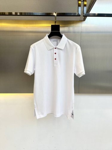 Kiton、2025春夏男士红色三粒扣商务休闲polo衫。意大利男装三巨头”之一的Kiton，以奢华的定制西装闻名。因为工艺顶级、对面料极其讲究，非常能彰显身份