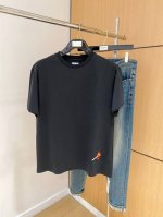 bv2025春夏新款男女同款短袖T恤，最新款全网独家首上！！~既经典有时尚百搭，谁不爱啊，将经典再次展现，非常的耐看，自带低奢光环与辨识度！传统的品牌理念和现代