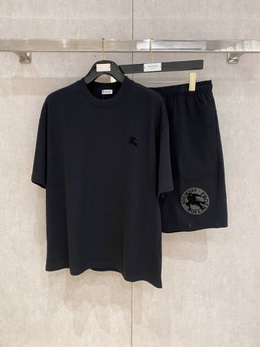 25Ss Burberry 巴宝莉 重磅圆领短袖T恤短裤套装 选用 克双纱平织棉面料打造 重工刺绣工艺 男女同款 码数 S-Xl 颜色 黑色 白色 咖色 花灰色