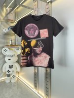 Versac* 范思哲 独家专供新款原单男士休闲翻领短袖 高端定制 高版本 时尚百搭爆款进口丝光棉面料 胸前Logo图案设计 手感超柔软细腻 穿着亲肤舒适 高端